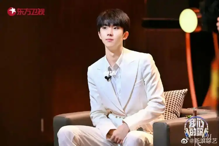 是白西装的马嘉祺