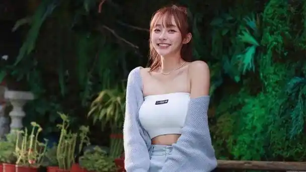 32e女神林襄晒香港游玩照,穿超短裙露蛮腰修长美腿