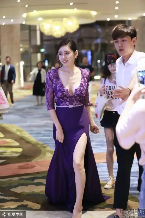 秋瓷炫穿紫色深v开叉长裙露事业线(组图)