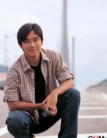 分享来自老同学发的早期照片,照片中的潘粤明年轻时也是一枚小鲜肉呀