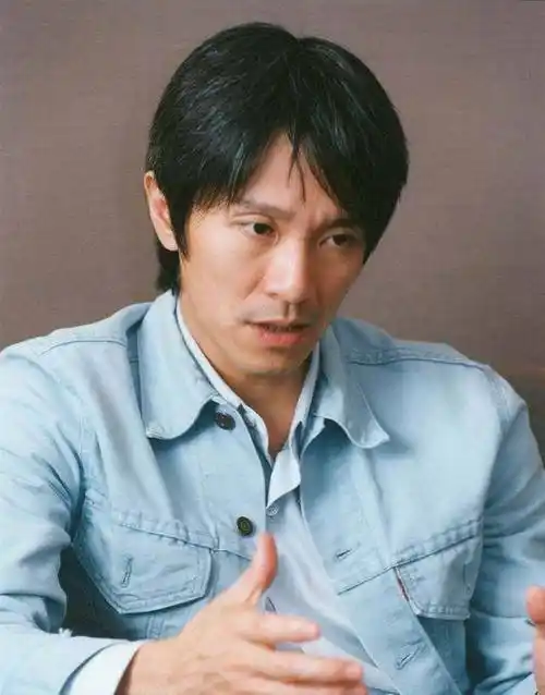 周星驰近照罕见曝光满头白发现身机场超低调孤身一人太心酸