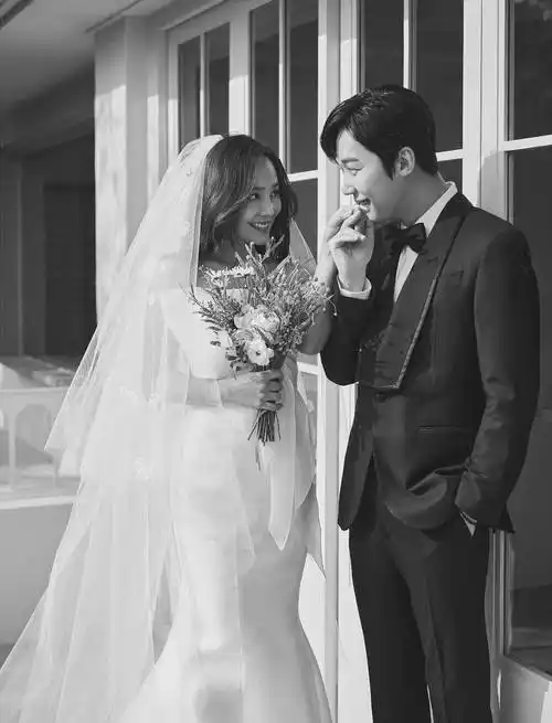 韩国电影佳美婚纱照情侣:除了允儿李钟硕还有谁_观众_婚礼_美貌