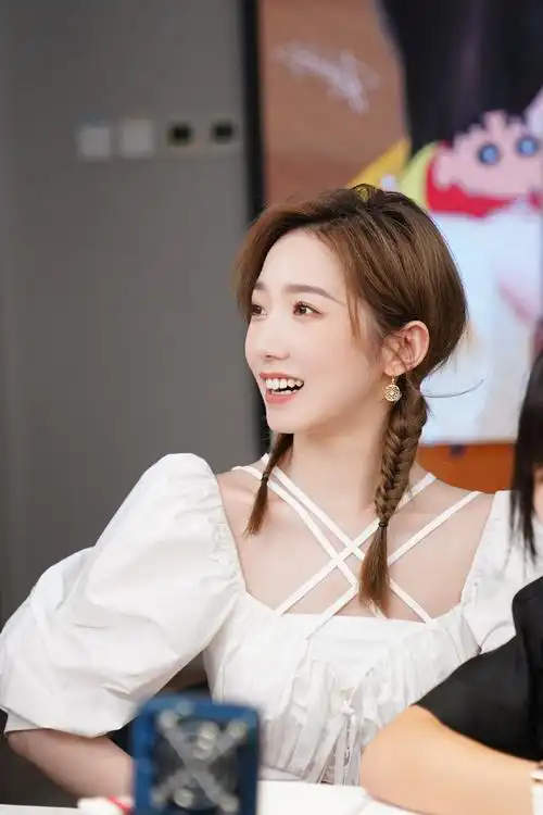 孟美岐穿白色短上衣 小秀蛮腰清新随性 — 必奈斯克