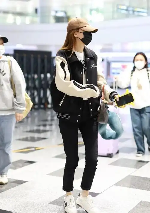 孙怡最新机场路透照曝光身穿棒球外套搭配紧身裤活力十足