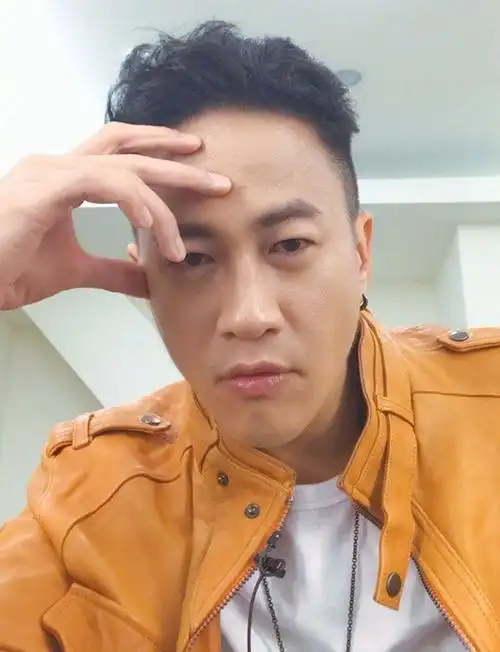 没想到何润东的泡面头还在流行小s的女儿烫了同款