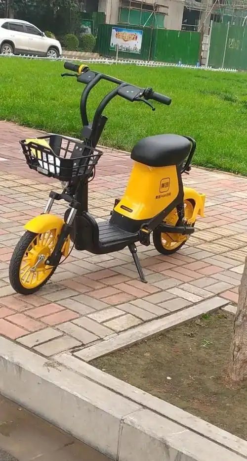 邢台街头出现新版共享电车