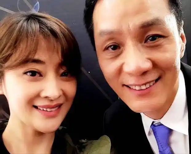 梅婷:47岁成熟女人,脸蛋笑起来像18岁少女_冯远征_李小冉_父母