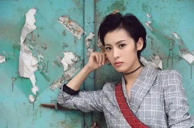 《大江大河》中王凯前妻, 冯小刚曾为她改戏, 却出道10年依旧不火