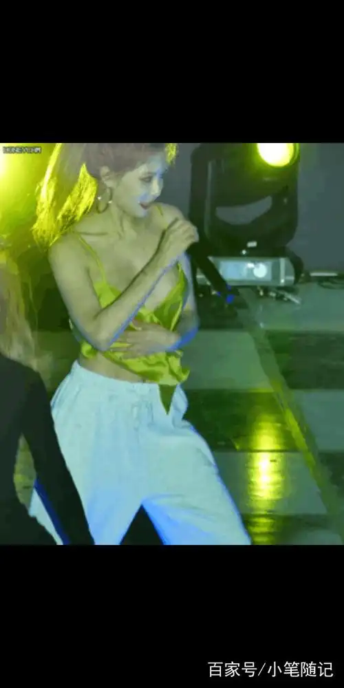 泫雅舞台事故表演过程中衣服蝴蝶结散开了大家的关注点在