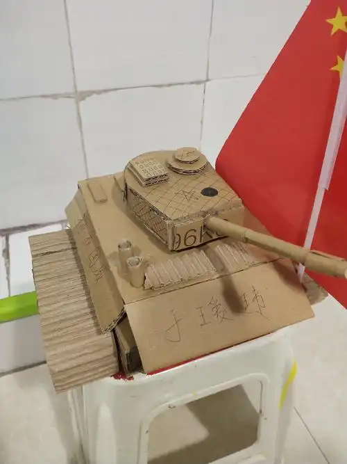 红黄蓝幼儿园"小二班"军事手工展