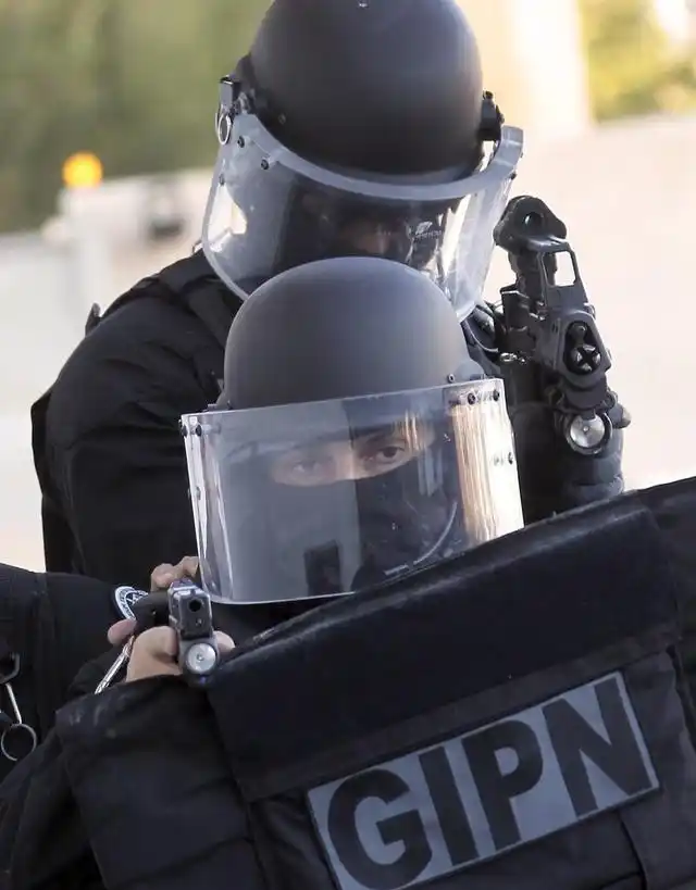 法国特种警察部队进行反恐战术演练n