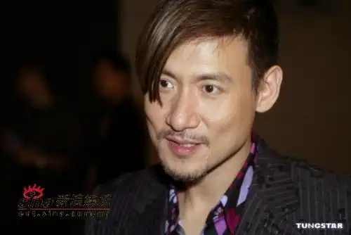 哪个高手帮帮忙教教我怎么弄张学友的这个发型这发型太帅了