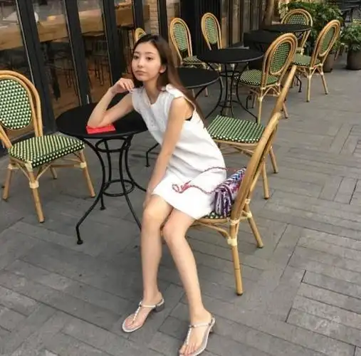 豆得儿原名李惠玥,1995年6月20日生,四川都江堰人.