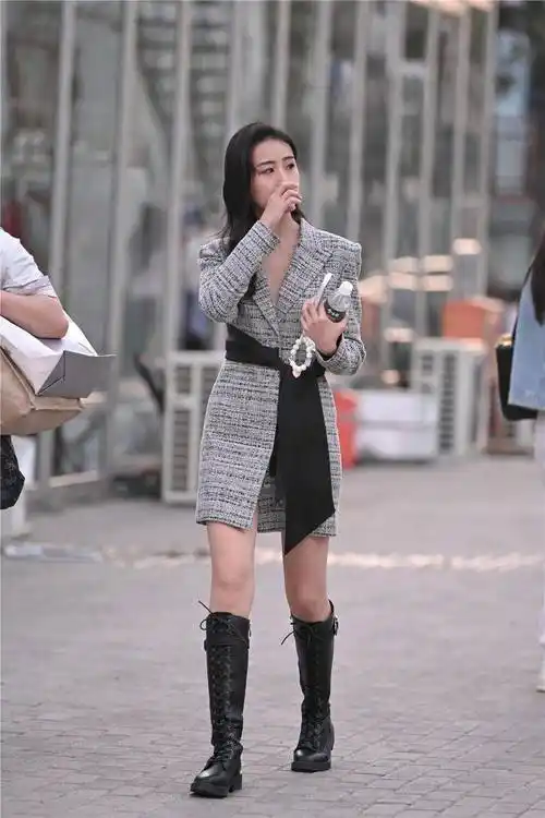 真正会穿的美女,秋天喜欢穿"过膝靴",简约时尚又显得很高级_靴子_风格