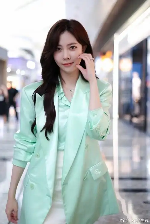 宋妍霏嫩绿色西装
