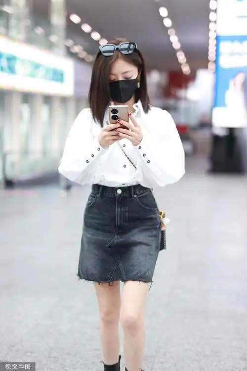 组图:邓家佳穿白衬衫现身机场 搭配牛仔短裙秀长腿气质佳