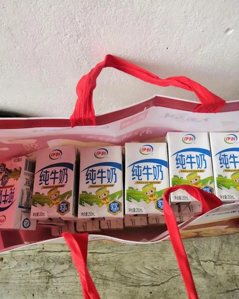 去超市买了一箱伊利纯牛奶,超市服务员说:"不要外面的牛奶包装箱少付3