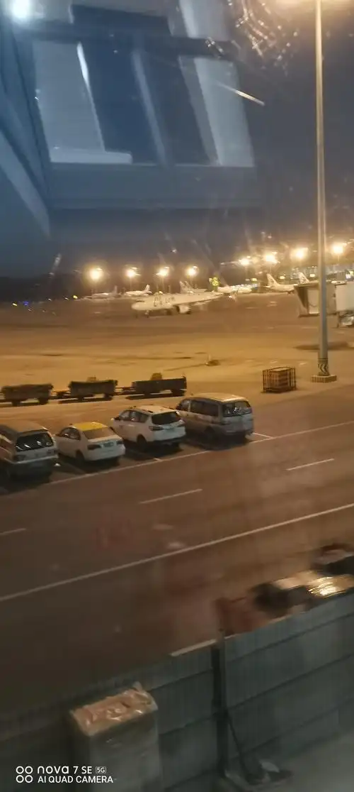 昆明机场夜晚的灯光,温馨而迷人.