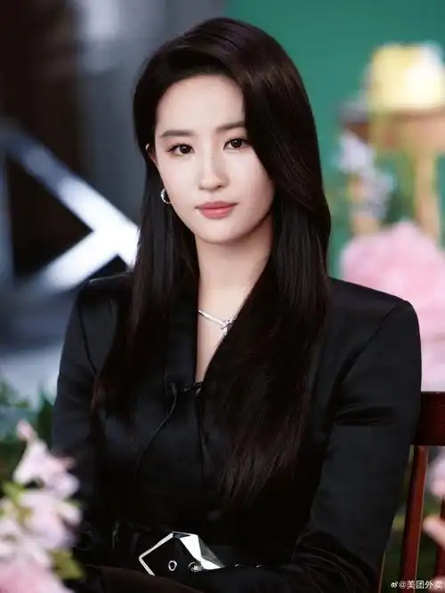 刘亦菲今天的活动妆造又让我回忆之前的活动,白色西装造型,这些我都好