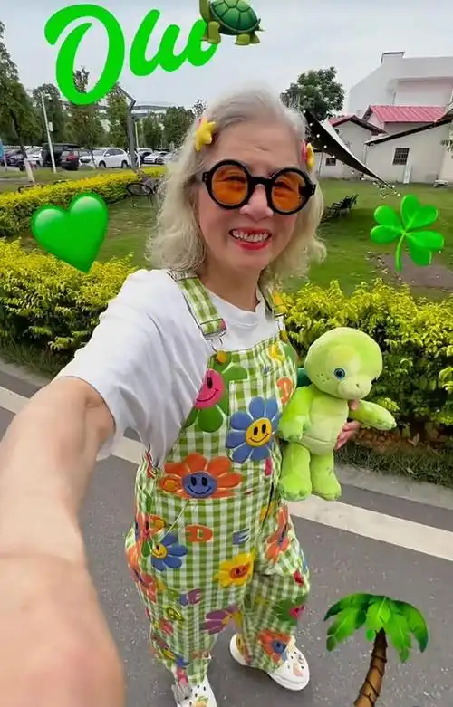 当"多巴胺穿搭"遇上89岁奶奶!洋气又可爱,看完我也不怕老了