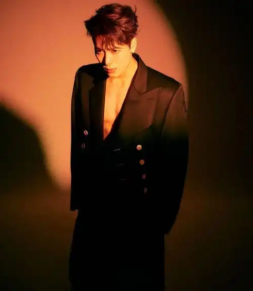 王嘉尔身穿深v西装大秀完美的八块腹肌,一束光照射在王嘉尔的胸口上