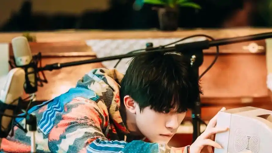 电脑壁纸 明星 大陆明星 易烊千玺小清新背带裤时尚休闲阳光写真