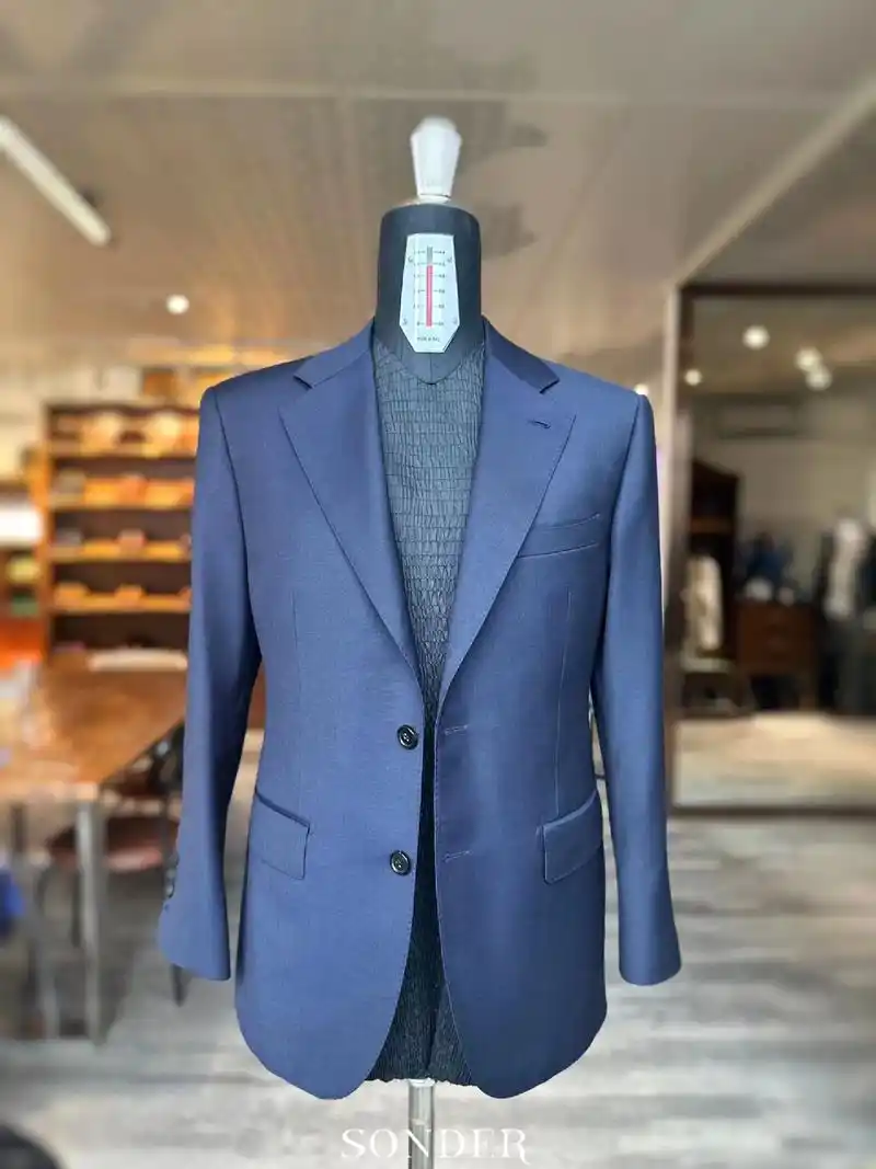 此款采用了藏蓝色的颜色,不像黑色那么沉 - 抖音