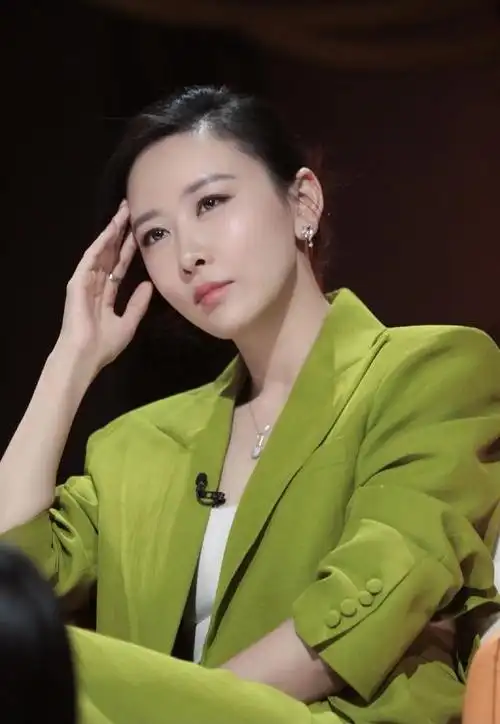 毛俊杰穿"火"了牛油果色,西服套装配吊带知性干练,清新自然