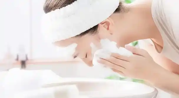 建议女生:趁着"年轻",把这4件事做好了,皮肤细腻又光滑