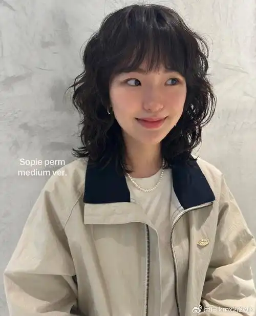 女人头发少,发型就选全头烫,蓬松时尚,尽显洋气风范|发型|烫发|头发