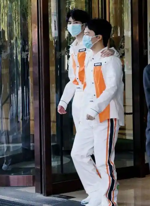 蔡徐坤的官方身高是一米八四,十四厘米的身高差完全体现在腿长上,除此