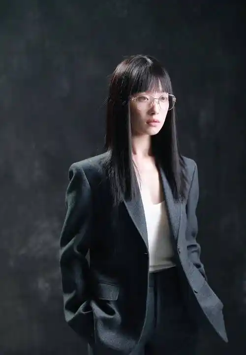 倪妮t锦绣十一月刊封面,穿深v吊带秀火辣身材,造型百变风格无限_马尾