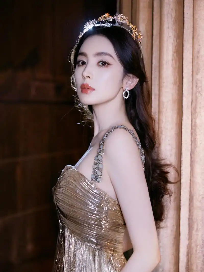 古力娜扎最新红毯造型,头戴皇冠,一身金色深v礼服尽显完美女神气质.