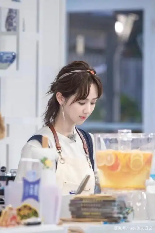 杨紫《中餐厅》造型连着换耳环,越来越懂精致,每一个都超想要