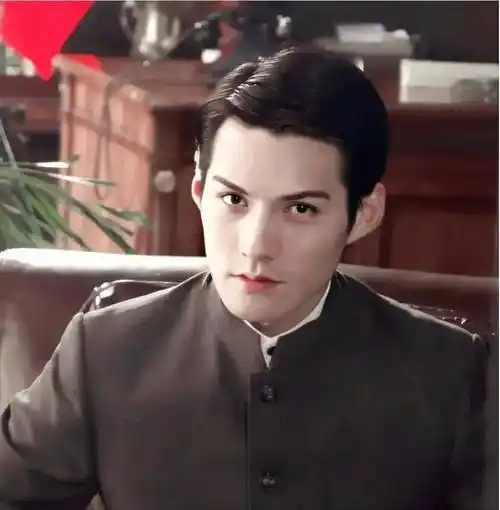 早在年轻的时候严屹宽就有一张剑眉星目,斧凿刀削似的建模脸,帅得无与