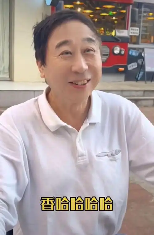 64岁冯巩坐垃圾桶旁吃路边摊大口咬烤蚂蚱无人认出老来瘦明显