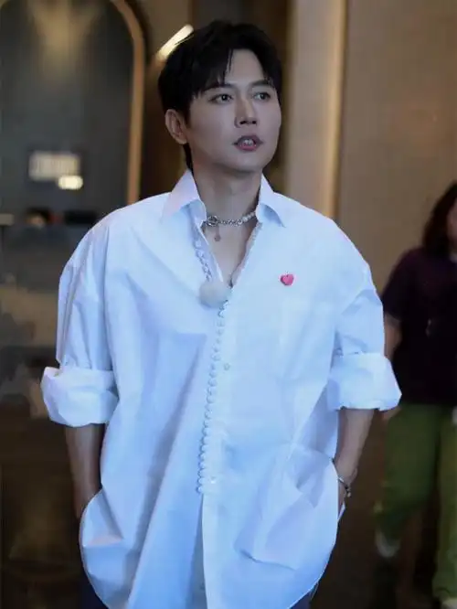 孟鹤堂杭州录制节目,身穿白衬衣出镜,帅气造型引网友热议