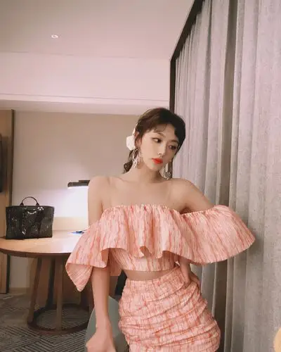 孔雪儿身穿抹胸皮裙演绎楼梯间大片机车女生大放异彩