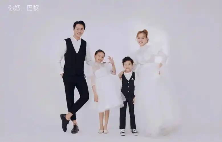 一家四口全家福