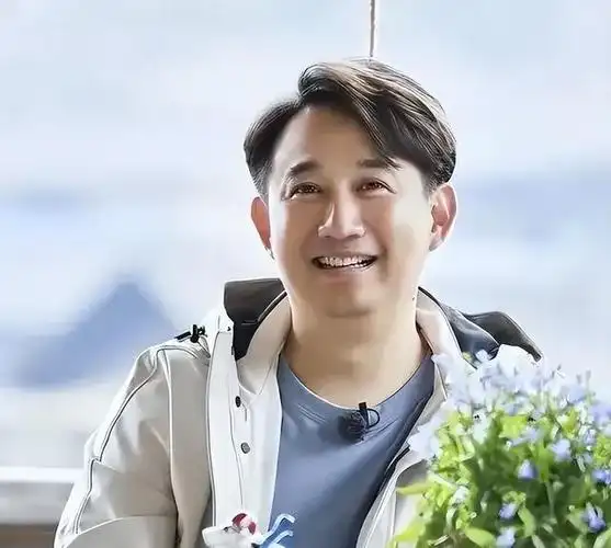 黄磊一家飞机上被偶遇黄多多表现傲娇被富婆怒怼黄磊偏爱儿子