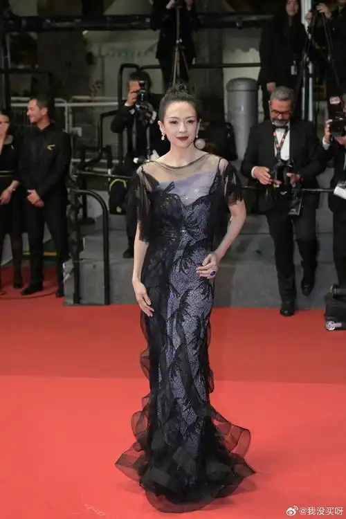 章子怡礼服 胶带设计