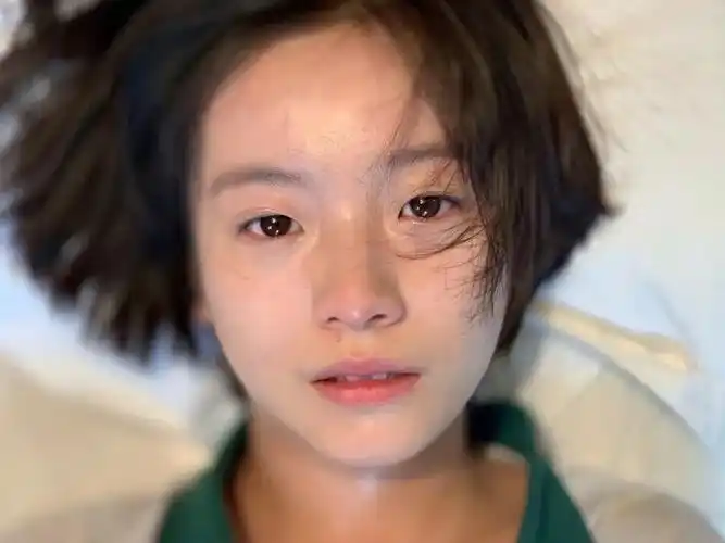 拍摄《兔子暴力》时黄觉在片场拍摄的李庚希:更多本