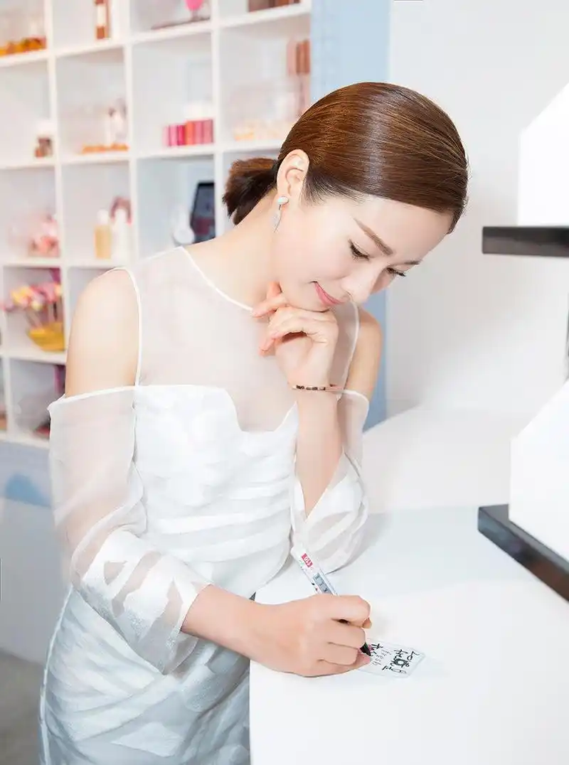 江一燕透明蕾丝裙写真