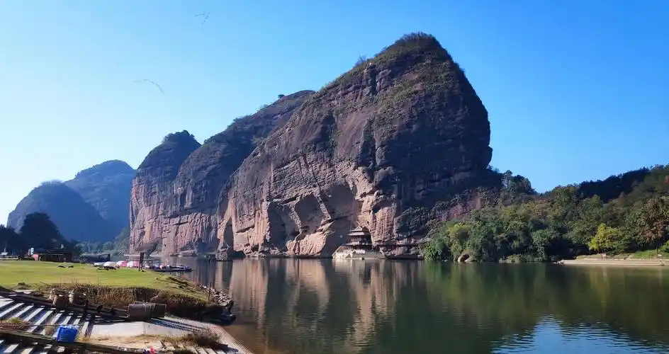 走进鹰潭龙虎山,泛舟泸溪河观赏丹霞地貌风景_景区_两岸_旅游