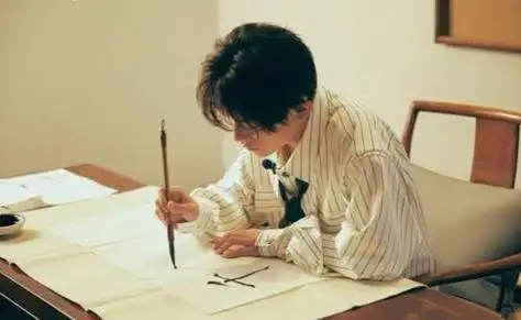 易烊千玺书写"瘦金体",惊艳全场,专家却说:秀气有余略显稚嫩