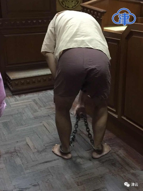 庭审结束后的张某凡戴着脚镣离开法庭3日上午的庭审进行了约2小时15