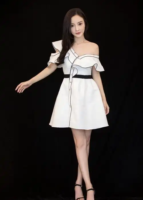 李小萌生娃后找回少女感!穿"荷叶边"裙扎丸子头,美得不像当妈的