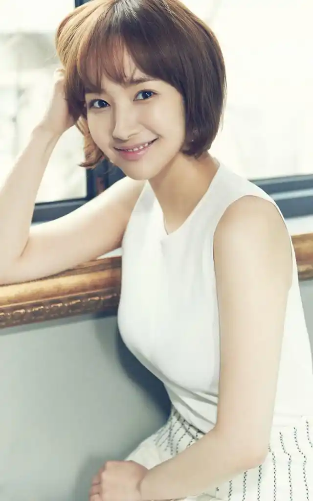 朴敏英短发清纯写真