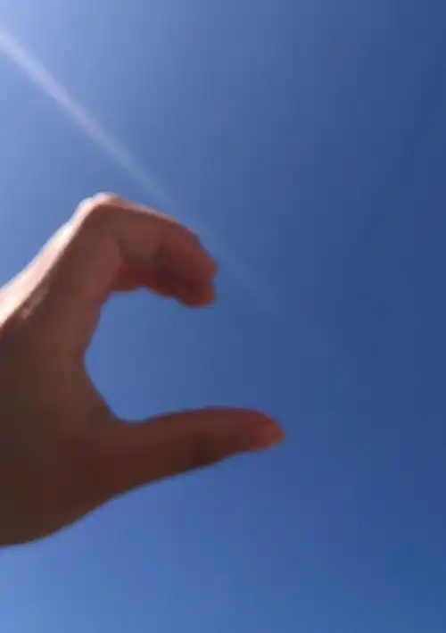 天特别蓝,我用手比心