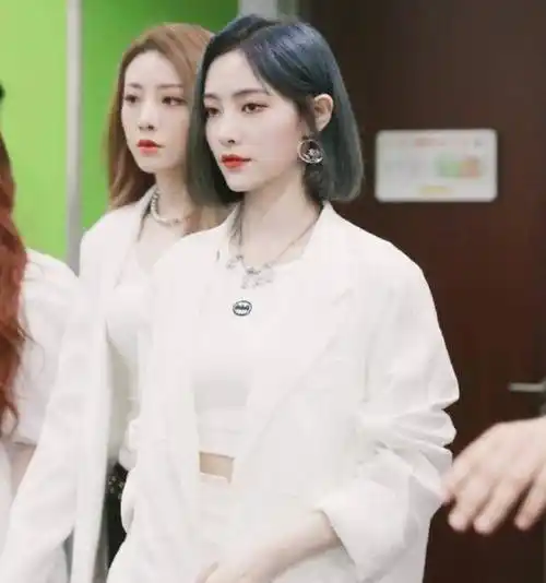 鞠婧祎2.0后许佳琪2.0也被推出,网友:真是一代不如一代!